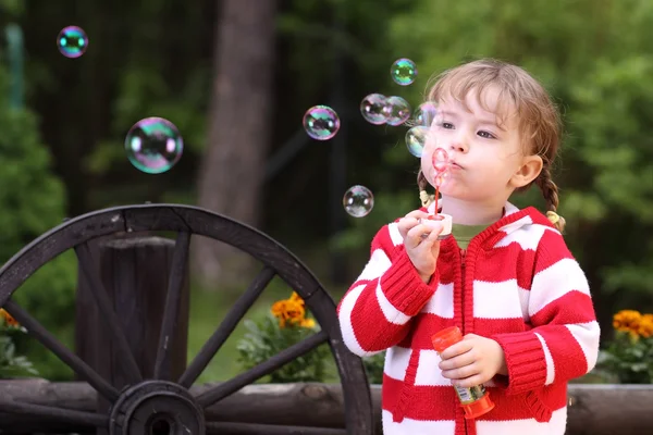 Девочка и пузырьки — стоковое фото