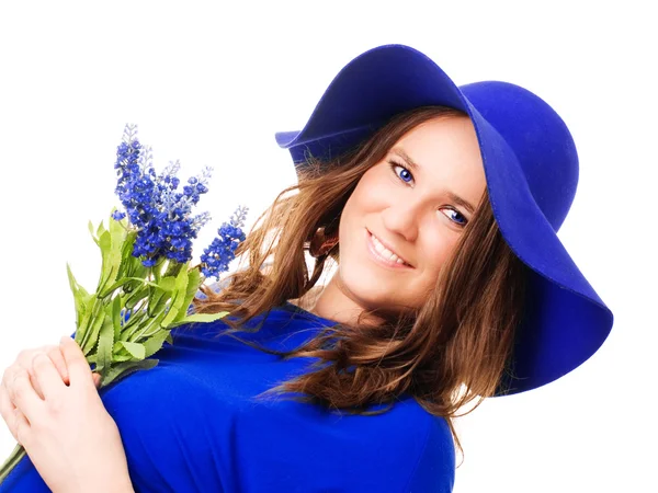 Žena v klobouku drží levandule — Stock fotografie