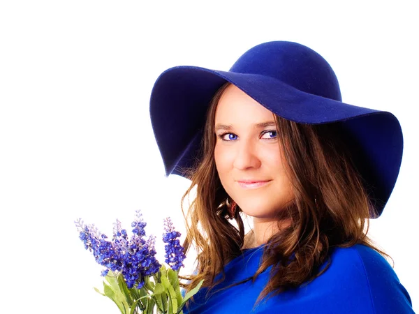 Kvinna i hatt hålla lavendel — Stockfoto