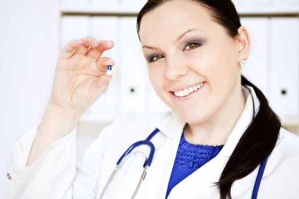Doktor kadın holding hap — Stok fotoğraf
