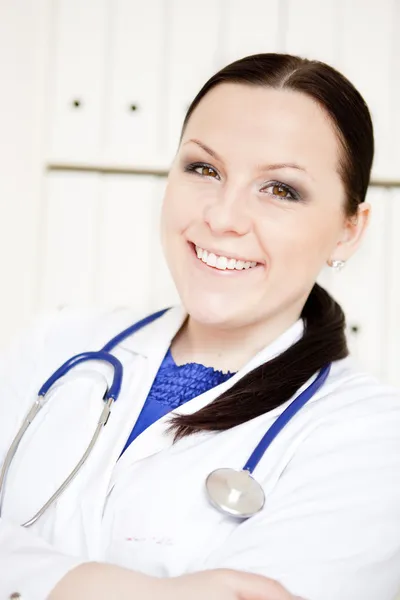 Doktor kvinna med stetoskop — Stockfoto