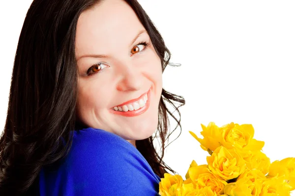 Mulher sorridente segurando flores — Fotografia de Stock