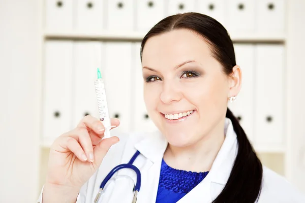 Médico mulher segurando seringa — Fotografia de Stock