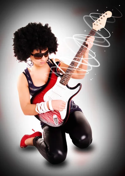 Jovem guitarrista menina segurando guitarra — Fotografia de Stock
