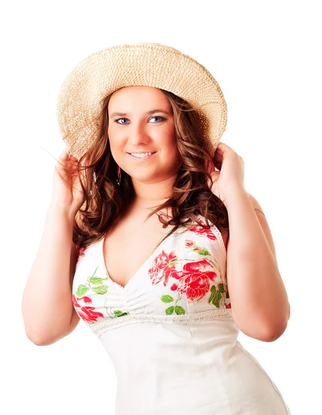 Gülümseyen kadın yazlık elbise ve şapka — Stok fotoğraf