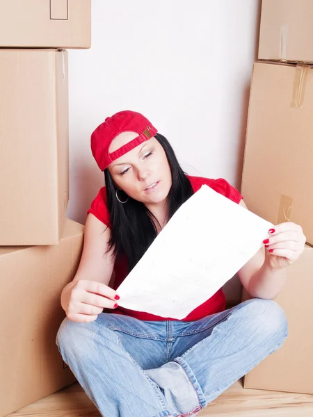 Mujer sosteniendo plan de casa — Foto de Stock