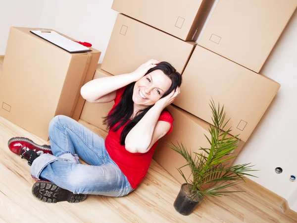 Mujer joven mudándose a casa nueva —  Fotos de Stock