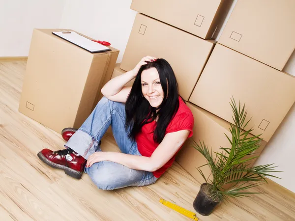 Woman moving to new house — Stock Photo, Image