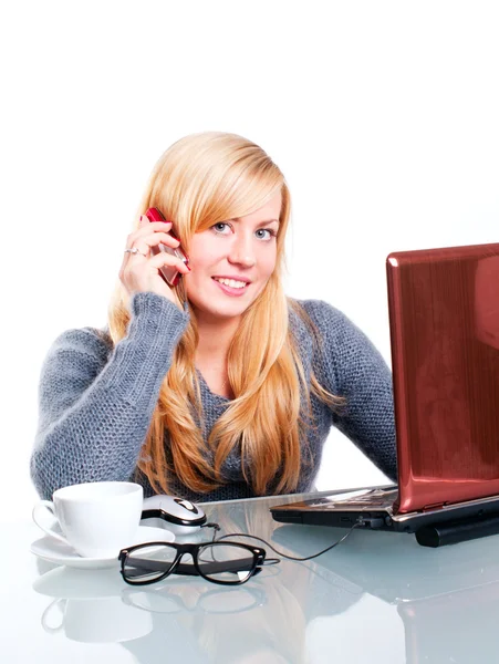 Kobieta siedzi w biurze i kontakt telefoniczny — Zdjęcie stockowe