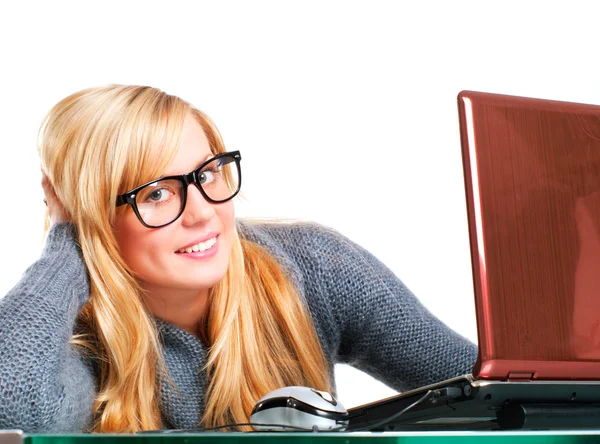 Nő a nagy szemüveg számítógépen dolgozik — Stock Fotó