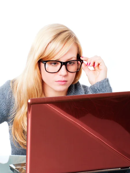 Mulher com óculos grandes trabalhando no computador — Fotografia de Stock