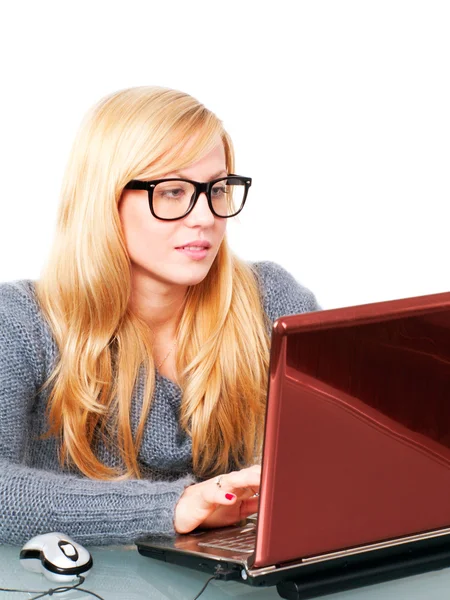 Kobieta w dużych okularach pracy na komputerze — Zdjęcie stockowe
