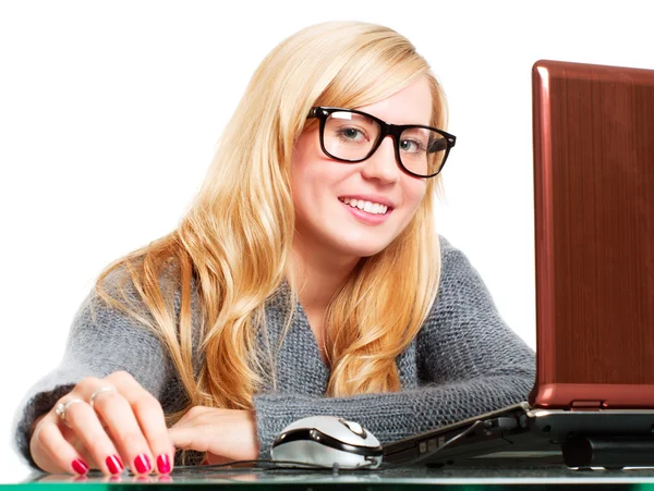 Женщина в больших очках работает за компьютером — стоковое фото
