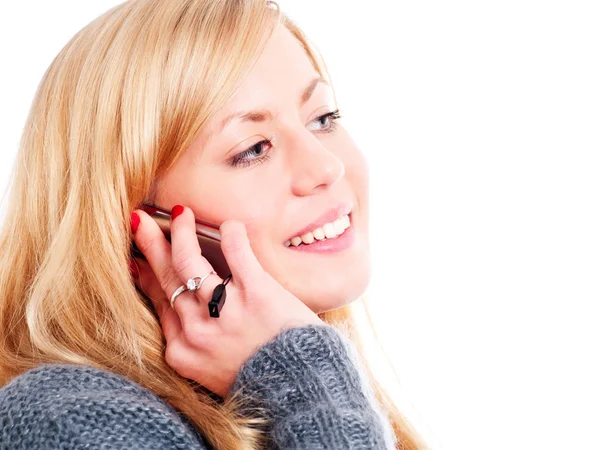Χαμογελώντας ξανθιά γυναίκα καλώντας από τηλέφωνο — Φωτογραφία Αρχείου