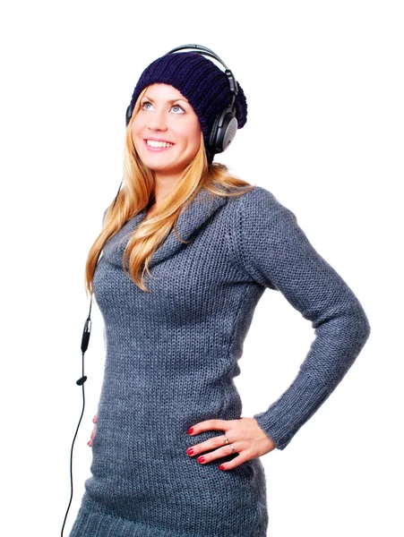 Uśmiechający się blond kobieta ze słuchawkami słuchanie muzyki przez biały — Zdjęcie stockowe