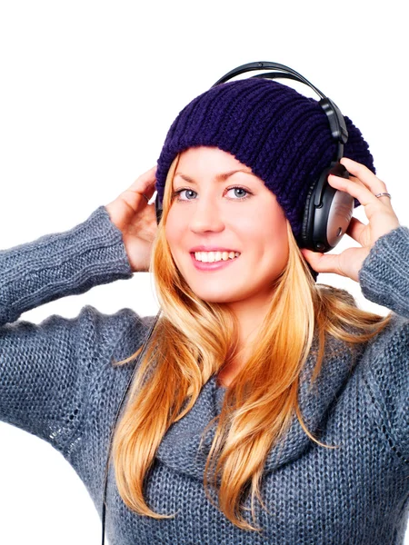 Sonriente hermosa adolescente con auriculares escuchando música — Foto de Stock