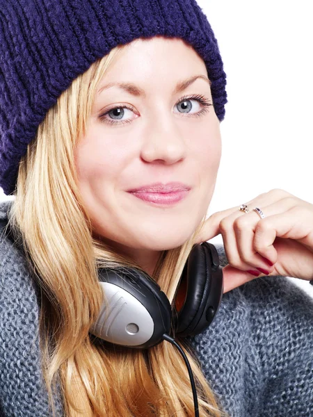 Sorrindo bela adolescente com fones de ouvido ouvindo música — Fotografia de Stock