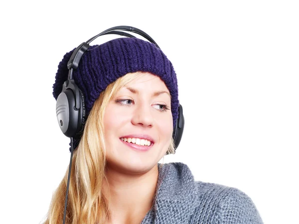 Blonde Frau mit Kopfhörern, die Musik über Weiß hört — Stockfoto