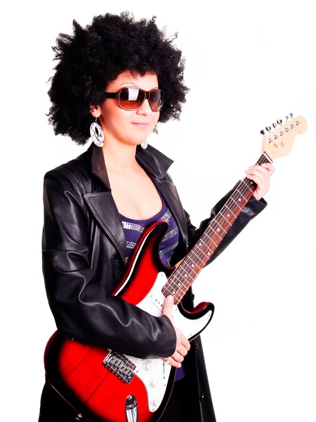 白で分離されたギターを抱えてギタリスト若い女の子 — ストック写真