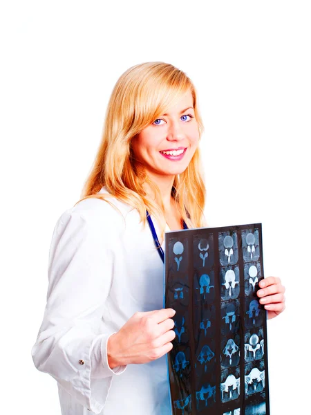 Medico femminile che esamina l'immagine a raggi X su bianco — Foto Stock
