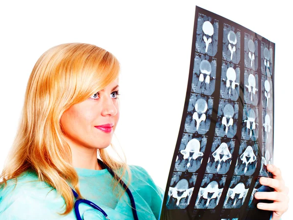 Médecin féminin examinant une image radiographique sur blanc — Photo