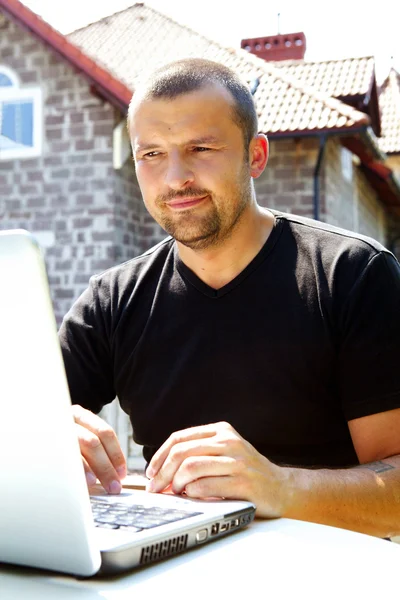 Человек, работающий с ноутбуком снаружи — стоковое фото