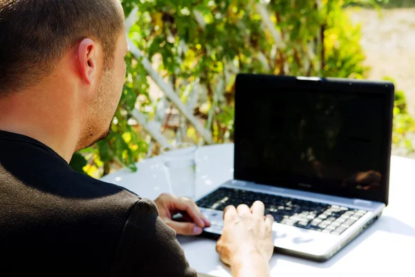 밖에 서 노트북으로 작업 하는 남자 — 스톡 사진