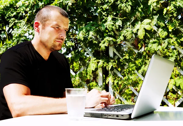 Man aan het werk met laptop buiten — Stockfoto