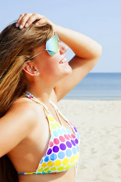 微笑着的年轻女子在沙滩上 — 图库照片