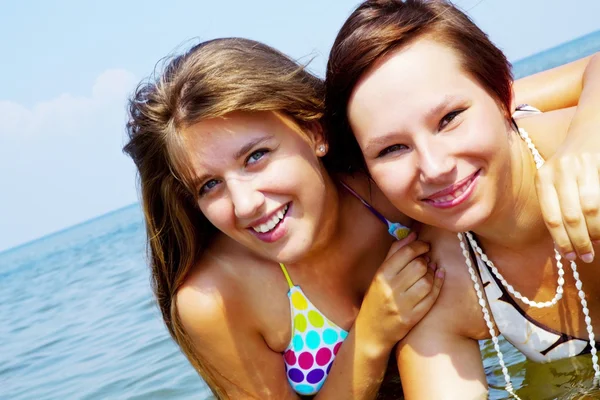 Duas mulheres amigas se divertem no mar — Fotografia de Stock