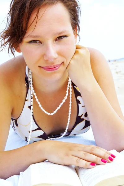 Jovem mulher na praia livro de leitura — Fotografia de Stock