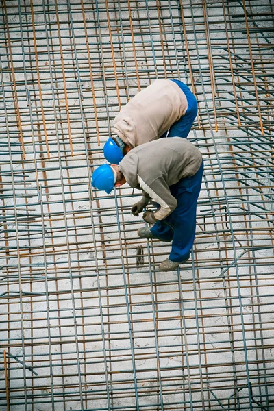 Bauarbeiter arbeitet auf einer Baustelle — Stockfoto