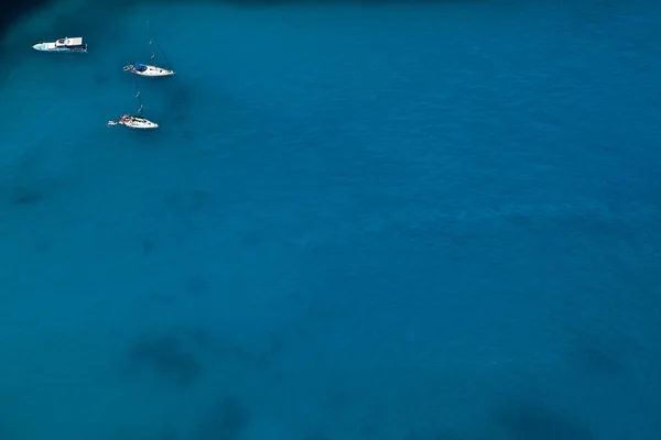 Boten op zee - bovenaanzicht met een heleboel blauwe kopie — Stockfoto