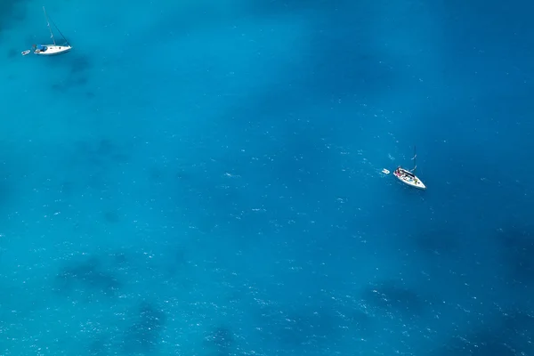 小船在海-有大量的蓝副本的顶视图上 — 图库照片