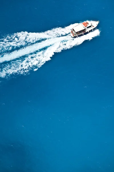 ボート海 - 青いコピーの多くのトップ ビュー — ストック写真