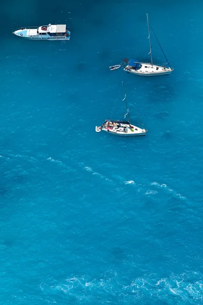 Лодки на море - вид сверху с большим количеством голубой копии — стоковое фото