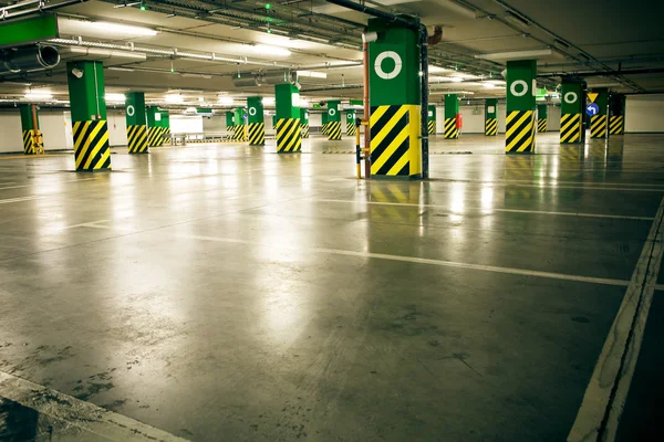 Парковка, подземный интерьер без автомобиля — стоковое фото