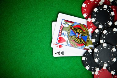 arka kartları ile siyah ve kırmızı poker fişleri