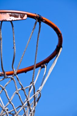 Mavi gökyüzü izole paslı Basketbol çember