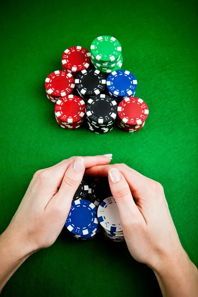 Weibliche Hände rechen Stapel von Glücksspielchips auf — Stockfoto