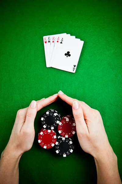 Weibliche Hände rechen Stapel von Glücksspielchips auf — Stockfoto