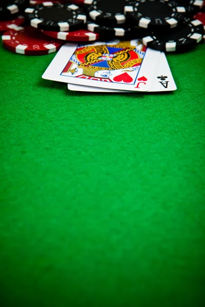 Poker chips nero e rosso con carte nel retro — Foto Stock