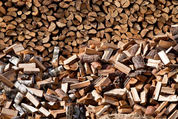 Hintergrund mit einem Haufen Brennholz — Stockfoto