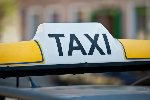 Taxi znak na dachu samochodu - zbliżenie — Zdjęcie stockowe