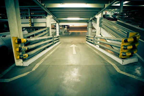 Estacionamento garagem, interior subterrâneo com alguns — Fotografia de Stock