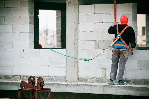 Stavební dělník pracuje na konstrukci si — Stock fotografie