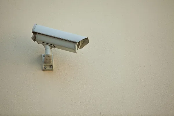 Câmera de segurança na parede do edifício moderno — Fotografia de Stock