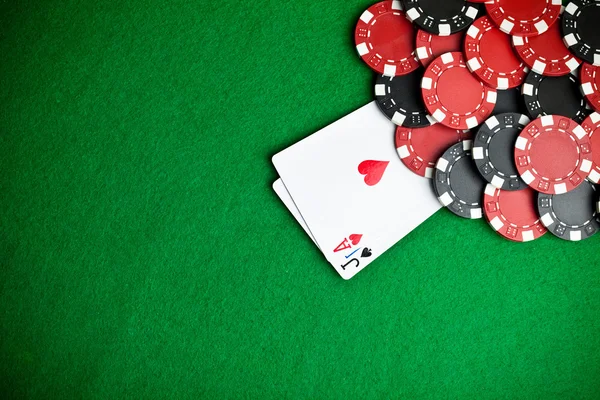 黑色和红色扑克芯片在背景中 — 图库照片