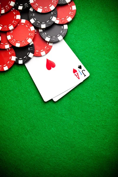 Чорно-червоні покерні чіпи на задньому плані — стокове фото