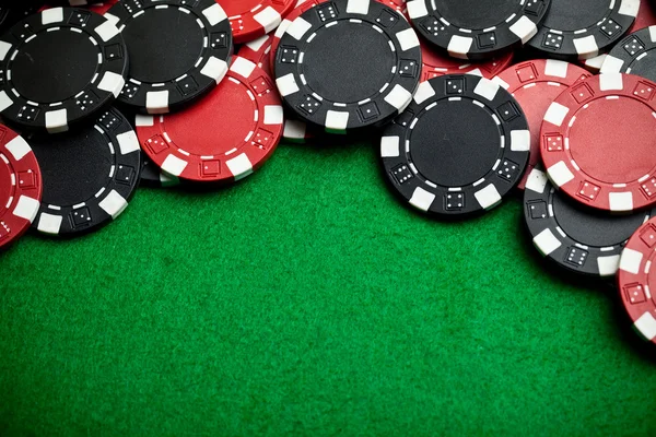 赤と黒のギャンブル チップ — ストック写真